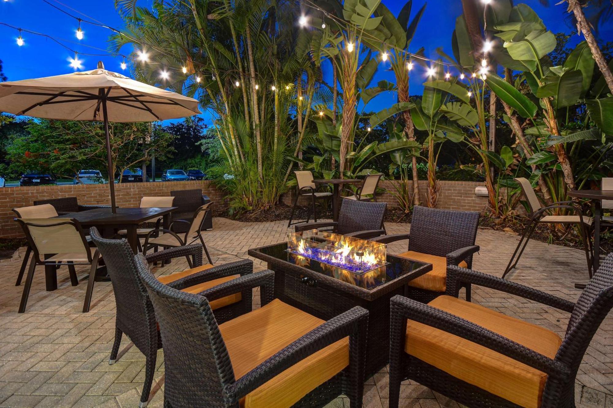 Hilton Garden Inn Fort Myers Ngoại thất bức ảnh
