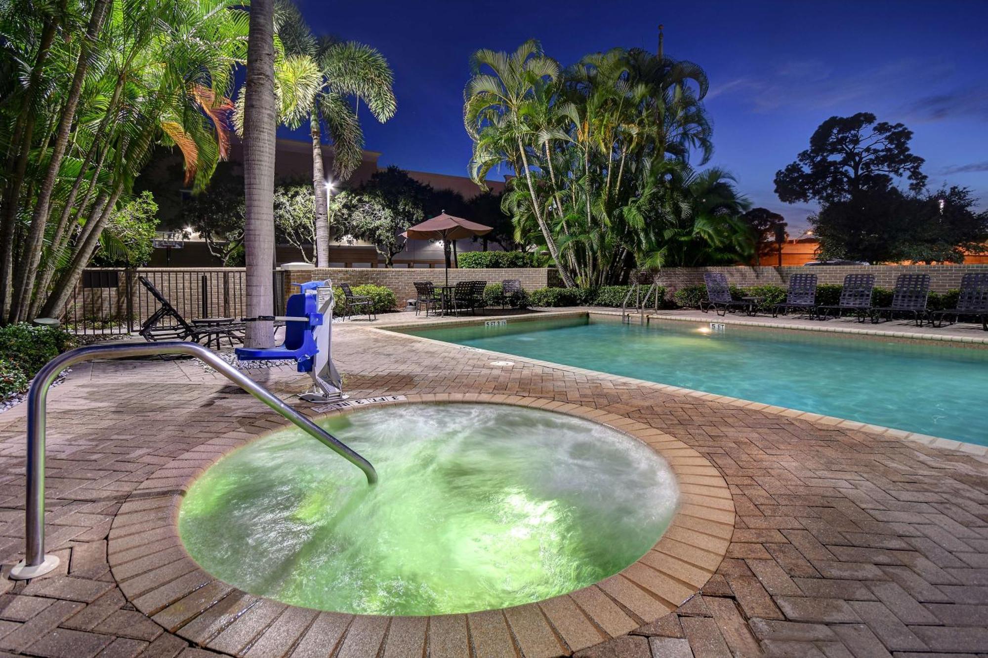 Hilton Garden Inn Fort Myers Ngoại thất bức ảnh